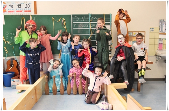 Verkleidete Kinder und Lehrerin Klasse 1b